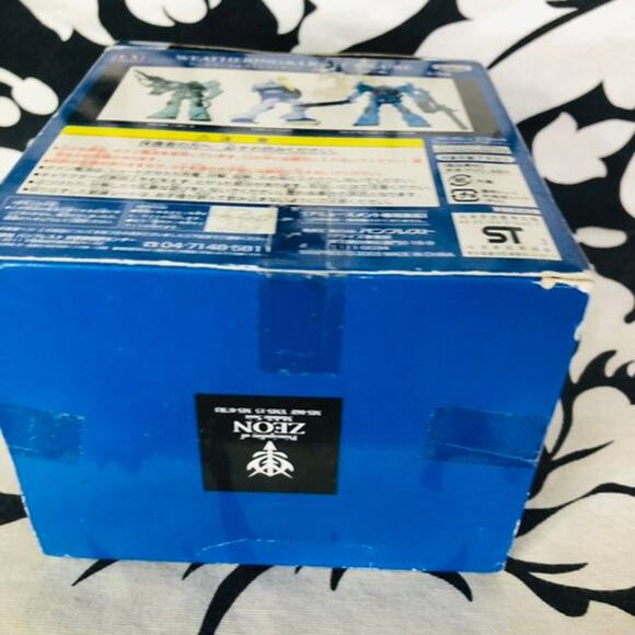 Principality of Zeon Mobile Suit Weathering and Light MS-06F Zaku Action Figure - Picture 6 of 8